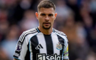 Staveley rời Newcastle, Arsenal vỡ mộng mua Guimaraes giá rẻ
