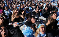 Fan Argentina hát vang khúc ca khiêu khích tuyển Anh