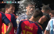 Trọng tài chung kết World Cup vô tình xịt bọt vào mặt Alex Baena