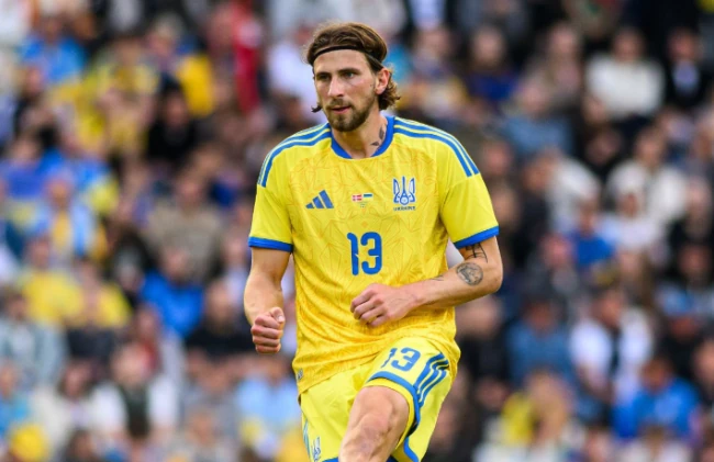 Andoni Iraola muốn đưa hậu vệ Zabarnyi về Liverpool