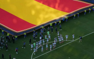 Dàn sao Argentina quay lưng nhìn đối thủ Tây Ban Nha nâng cúp