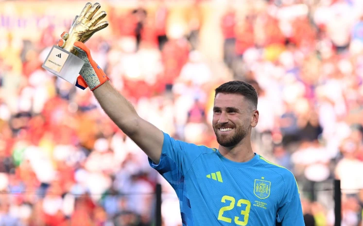 Unai Simon gọi chức vô địch World Cup là sự điên rồ