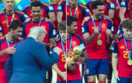 Mikel Merino nhại lại điệu nhảy của Donald Trump trên bục trao giải