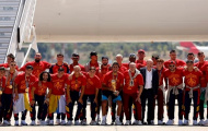 Màn ăn mừng độc lạ của tuyển Tây Ban Nha trên đường về Madrid