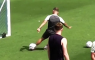 Jack Wilshere làm lu mờ học trò bằng cú sút trúng xà ngang