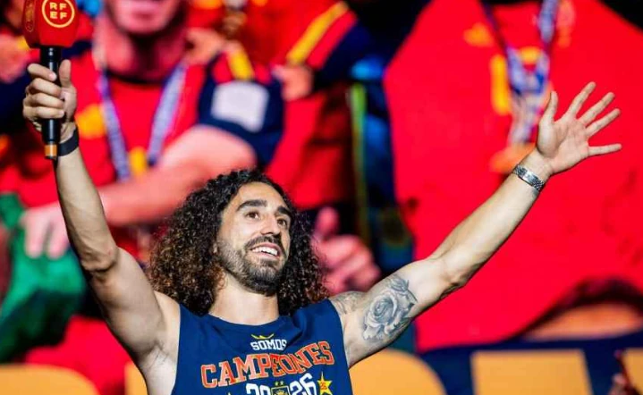 Cucurella xúc động gửi lời chào tạm biệt Chelsea