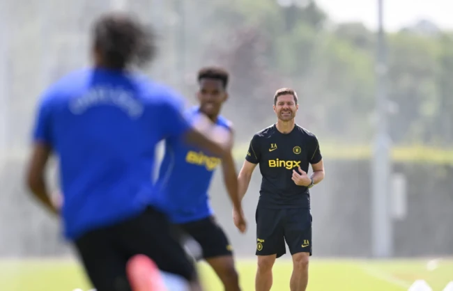 Alonso sẽ xếp đội hình Chelsea ra sao với Henderson và Welbeck?
