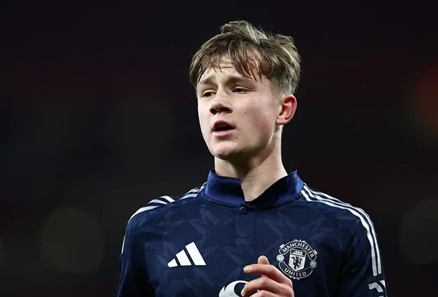 Jim Thwaites tỏa sáng làm fan MU đòi ngừng mua sắm