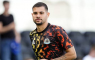 Cú bắt tay cùng thắng của Arsenal và Newcastle vụ Guimaraes