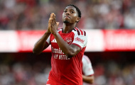 Fan Arsenal bối rối vì màn ăn mừng xin lỗi của Lewis-Skelly