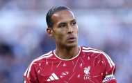 Virgil van Dijk lạc nhịp giữa triết lý pressing tầm cao của Iraola