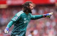 Alisson nổi điên đá thủng bảng trọng tài sau trận hòa của Liverpool