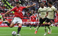 Fan bất bình vì VAR bỏ qua lỗi chạm tay của Harry Maguire