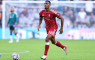 Gary Neville chê Ryan Gravenberch hay tàng hình trên sân