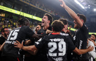 Vlahovic ghi bàn quyết định giúp Besiktas ngược dòng hạ Fenerbahce