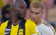 Cristiano Ronaldo bị bắt quả tang nhìn lén chiến thuật đối thủ