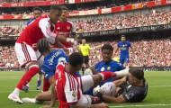 Gabriel thoát thẻ đỏ dù đá vào mặt Martinez tại Emirates
