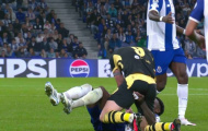 Haaland vật lộn với đối thủ sau khi lập cú đúp cho Man City