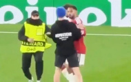 Matheus Cunha bị fan cuồng áp sát sau trận Man United thắng Sabah