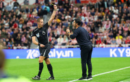 Cố ôm trọng tài bất thành, Mikel Arteta nhận thẻ vàng hài hước
