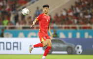 Hai VĐV cầm Quốc kỳ Việt Nam tại khai mạc ASIAD 20