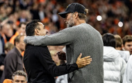 Klopp ôm Xavi ngày ra mắt bóng đá quốc tế
