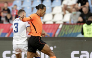 HLV Xavi khen ngợi thủ lĩnh Van Dijk trước cột mốc 100 trận