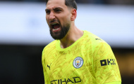 Donnarumma tranh cãi nảy lửa với fan Liverpool trong đường hầm