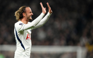 Maddison xin lỗi CĐV Coventry vì hôn logo Tottenham
