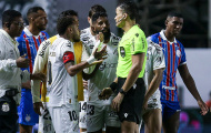 Neymar nhận thẻ đỏ vì che miệng, Santos mất điểm trên sân nhà
