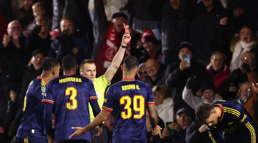 Vì sao Arsenal gục ngã trước đối thủ hạng tư Fleetwood?