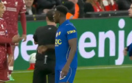 Bị fan Liverpool la ó, Henderson còn tranh cãi với Van Dijk