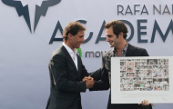 Federer nhận món quà đặc biệt từ Nadal