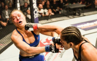 'Nữ hoàng UFC' Rousey bị đánh sấp mặt ngày trở lại