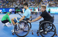 Djokovic trổ tài chơi bóng chày, bóng đá và cả quần vợt... khi ngồi trên xe lăn