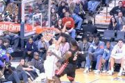 Video NBA: Dùng đầu cản phá pha úp rổ của LeBron James