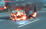 Ôtô chở khách du lịch bốc cháy trước trạm thu phí