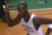 Video NBA: Pha chuyền bóng không cần nhìn của Kevin Garnett