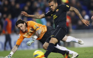 Dani Alves bị CĐV Espanyol kỳ thị chủng tộc
