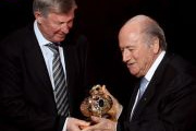 Video: Alex Ferguson được FIFA trao giải thưởng Cống hiến