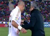 Video: Jose Mourinho tuồn 'phao' cho Pepe?
