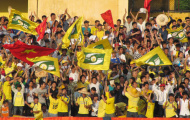 Khán giả Nghệ An vây Hà Nội T&T, đe dọa Hồng Tiến