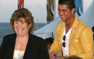Gia đình C.Ronaldo nổi sóng: Bắt mẹ ra ở riêng để sống với bồ