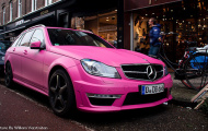 Mercedes C63 AMG khoác áo hồng Barbie