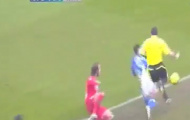 Video: Carlos Vela đốn ngã luôn cả trọng tài biên