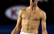 Djokovic cởi áo mừng chiến thắng