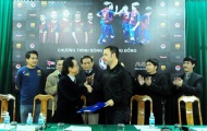 Ông Phạm Nhật Vũ được Barcelona tặng áo thi đấu