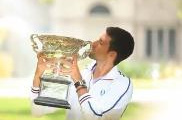 Video: Novak Djokovic 'khoe' chiếc cúp Grand Slam thứ 5