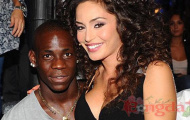 Balotelli hục hặc với người tình vì ăn mặc hở hang