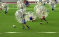 Video: Boblefotball khi cầu thủ bị trùm túi nilon đá bóng